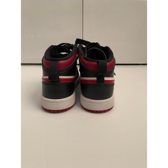 Kids Jordan 1’s - Picture 4 of 7